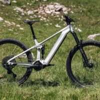 Raymon Durok: una e-MTB con motor Avinox de 150 Nm y batería de 800 Wh desde 3.999 euros