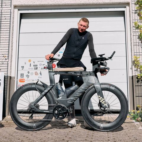 Nuevo récord mundial en ultraciclismo: Alex McCormack supera los 3.800 km en solo siete días