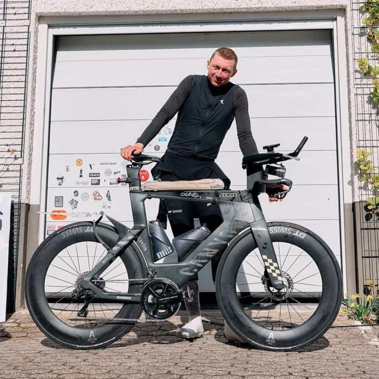 Nuevo récord mundial en ultraciclismo: Alex McCormack supera los 3.800 km en solo siete días