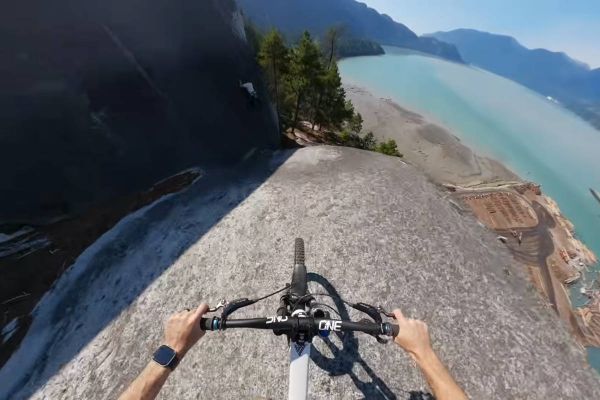 Remy Metailler repasa un año de MTB extremo en un intenso vídeo en primera persona