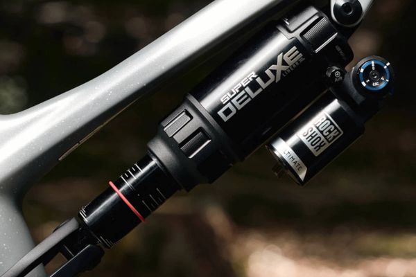 RockShox actualiza los Super Deluxe y Vivid: así cambia su nueva generación de amortiguadores con LinearXL