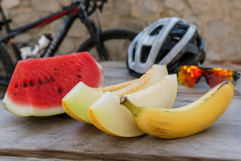 Sandía, melón o plátano: cuál es la mejor fruta para los ciclistas según el momento del entrenamiento