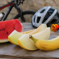 Sandía, melón o plátano: cuál es la mejor fruta para los ciclistas según el momento del entrenamiento
