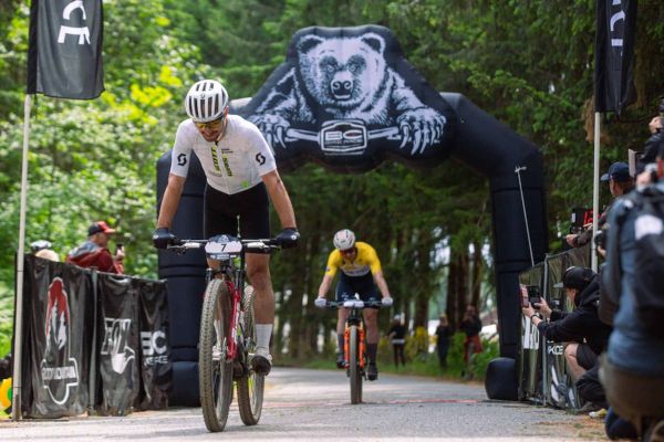 Nino Schurter se toma la revancha en la BC Bike Race mientras Sandra Walter gana un sprint histórico entre cuatro corredoras