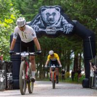 Nino Schurter se toma la revancha en la BC Bike Race mientras Sandra Walter gana un sprint histórico entre cuatro corredoras