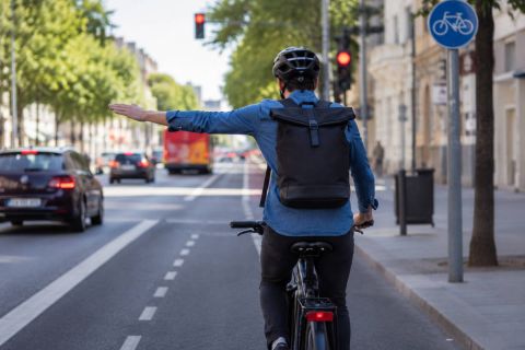 Señales manuales básicas que todo ciclista urbano debería conocer para moverse con más seguridad