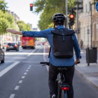 Señales manuales básicas que todo ciclista urbano debería conocer para moverse con más seguridad