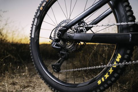 Shimano renueva su transmisión mecánica estrella para MTB: así es el nuevo Deore XT M8200