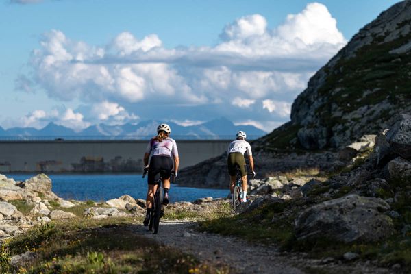 Shimano GRX crece en opciones: nuevos platos y bielas más cortas para afinar el gravel al milímetro