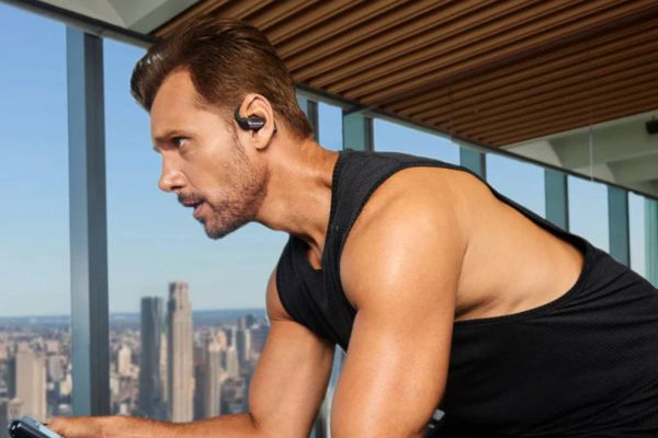 Shokz quiere conquistar el ciclismo indoor con unos auriculares abiertos que prometen aislar el ruido sin desconectar del entorno