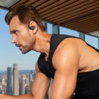 Shokz quiere conquistar el ciclismo indoor con unos auriculares abiertos que prometen aislar el ruido sin desconectar del entorno