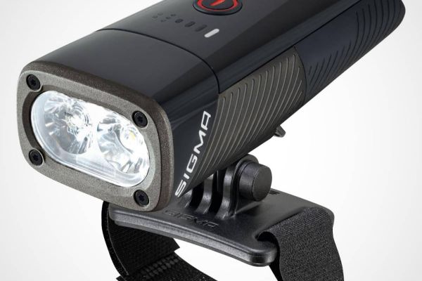 SIGMA Buster 1600 HL: una luz de casco potente (y rebajada) para rutas nocturnas en MTB