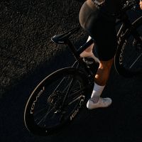 Fizik reduce peso sin impresoras 3D: así es la nueva gama R1 Light con tres sillines minimalistas