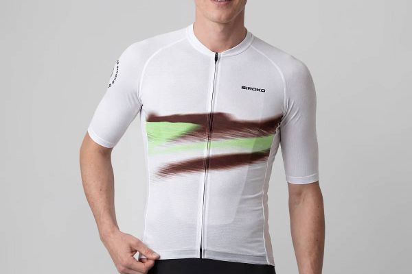 Siroko renueva su línea de maillots de verano con más versiones, tejidos ligeros y colaboraciones visibles