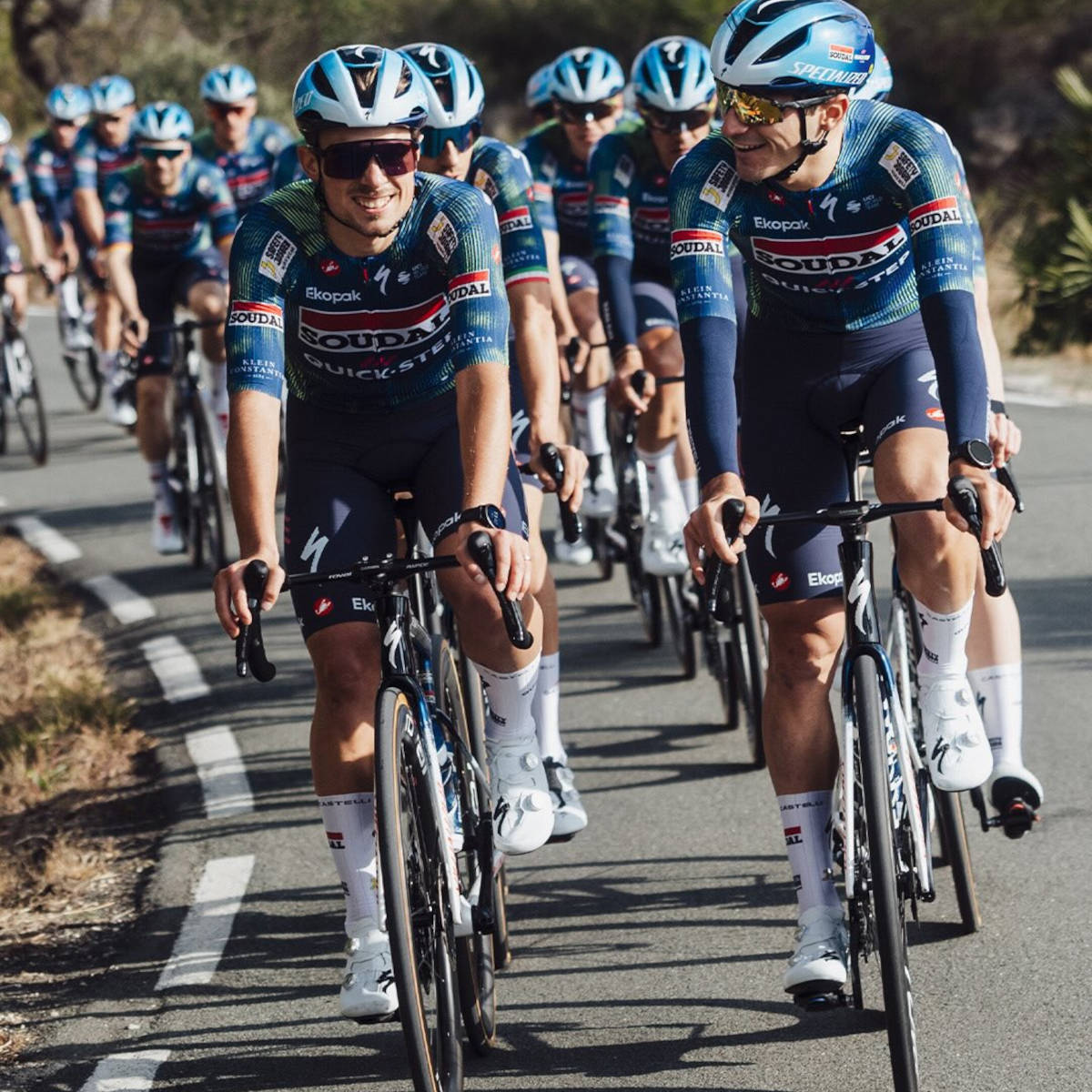 Integrantes del equipo con bicicletas y cascos Specialized. Imagen: Soudal Quick-Step