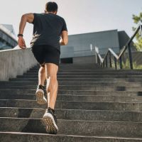 Subir escaleras: el entrenamiento más sencillo para ganar fuerza sobre la bici
