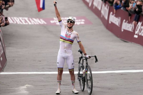 Tadej Pogacar hace historia con su cuarta victoria en la Strade Bianche tras un ataque de 79 kilómetros