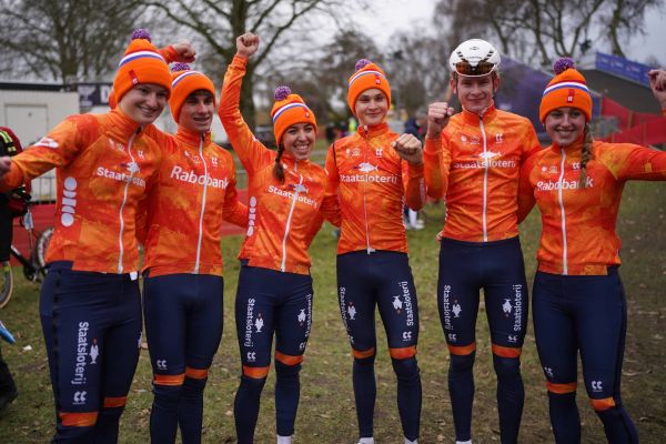Países Bajos impone su ley en el Team Relay del Mundial de Ciclocross 2026 y España termina séptima