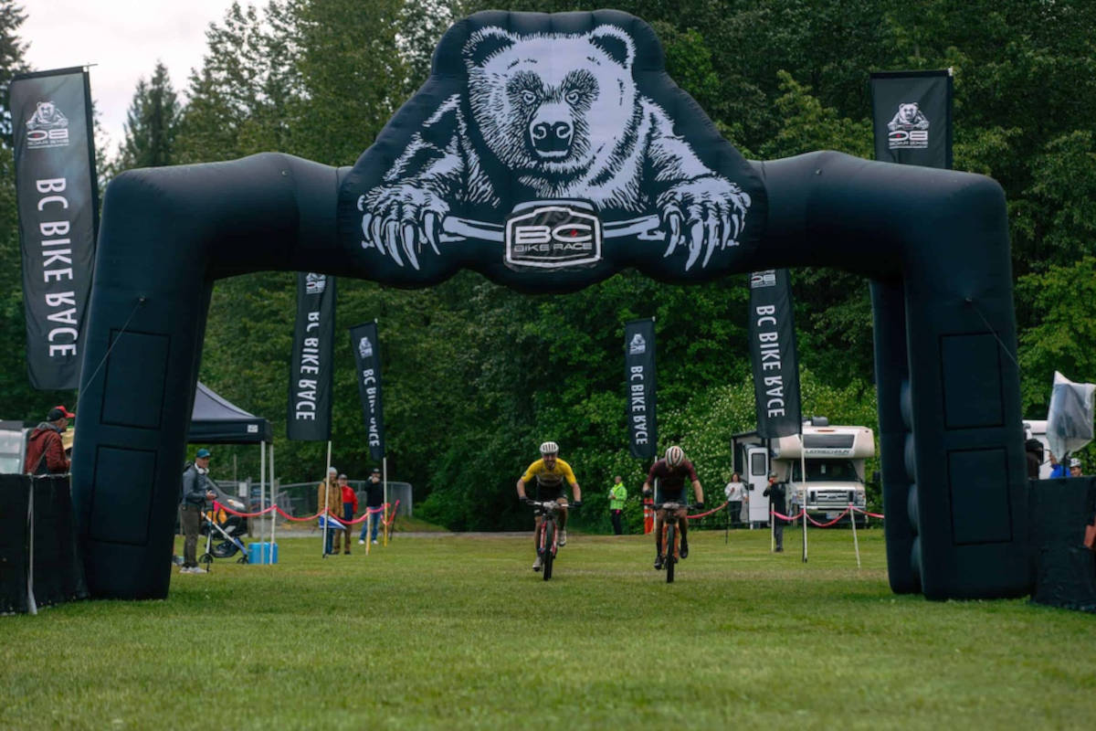 Peter Disera y Nino Schurter en otro final al sprint. Imagen: BC Bike Race