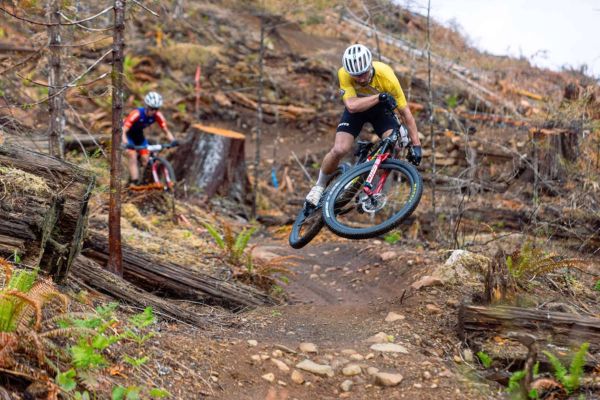 La BC Bike Race 2026 se endurece bajo la lluvia: Peter Disera vuelve a superar a Nino Schurter en Cumberland