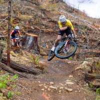 La BC Bike Race 2026 se endurece bajo la lluvia: Peter Disera vuelve a superar a Nino Schurter en Cumberland