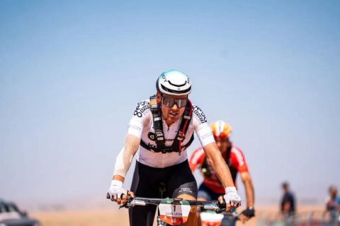 Titan Desert Morocco 2026: Luis León Sánchez resiste al dolor y gana al esprint la etapa maratón