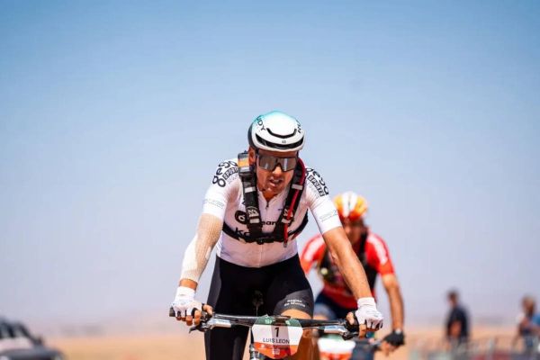 Titan Desert Morocco 2026: Luis León Sánchez resiste al dolor y gana al esprint la etapa maratón