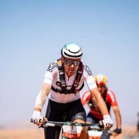 Titan Desert Morocco 2026: Luis León Sánchez resiste al dolor y gana al esprint la etapa maratón