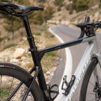 Por qué los ciclistas profesionales de carretera siguen sin apostar por las tijas telescópicas