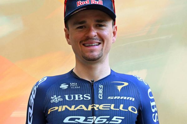 Tom Pidcock frena en seco en la Volta a Catalunya tras su dura caída y abre un periodo de incertidumbre