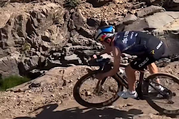 Tom Pidcock vuelve a salirse del guion con su Pinarello de carretera en una bajada de Mountain Bike