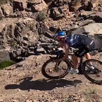 Tom Pidcock vuelve a salirse del guion con su Pinarello de carretera en una bajada de Mountain Bike