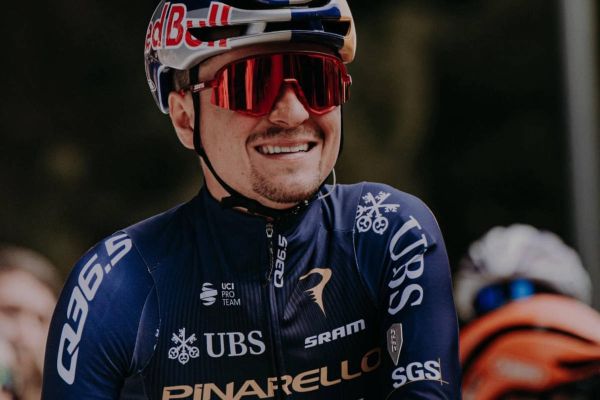 Tom Pidcock regresa al XCO en Nové Město y vuelve a alterar la lucha por la Copa del Mundo
