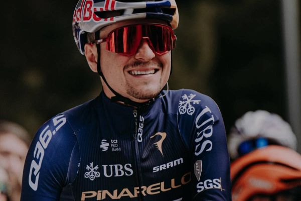 Tom Pidcock regresa a la competición tras su caída en la Volta a Catalunya y apunta directamente a Lieja