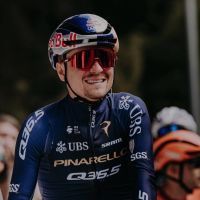 Tom Pidcock regresa a la competición tras su caída en la Volta a Catalunya y apunta directamente a Lieja