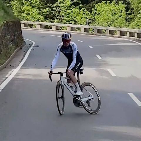 Bruni frente a Pidcock: velocidad, riesgo y dos bicicletas sin nada en común