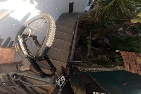 Tomáš Slavík muestra desde dentro el violento accidente que sufrió en el Puerto Vallarta Urban DH 2026