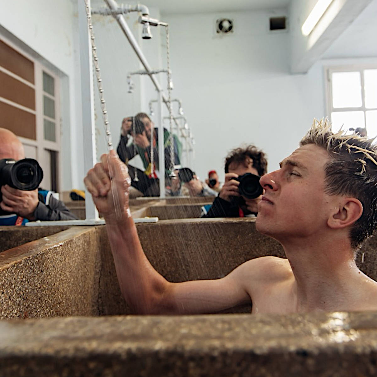 Tadej Pogacar en las duchas del velódromo de Roubaix. Imagen: UAE Team Emirates