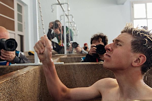 La ducha más famosa del ciclismo: el ritual secreto que solo ocurre en la París-Roubaix