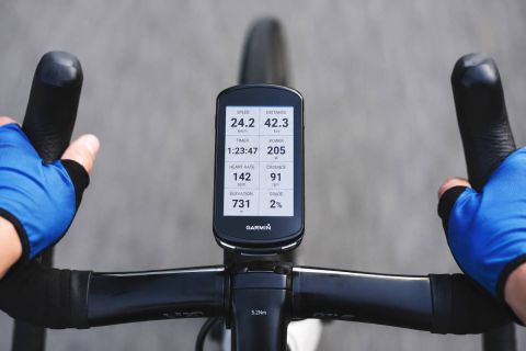 La UCI pone freno a los ciclocomputadores gigantes: habrá un tamaño máximo obligatorio en competición