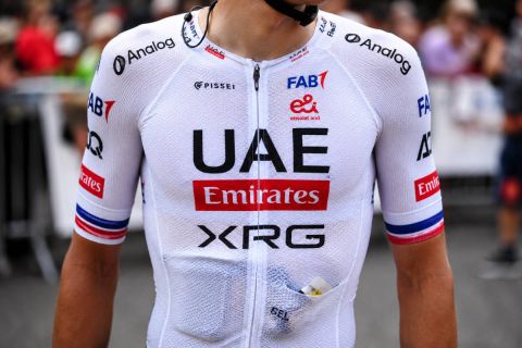 La UCI cierra otra vía de desarrollo aerodinámico: prohibidos los bolsillos delanteros en los maillots desde julio de 2026