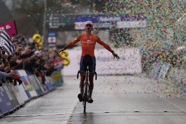 Mathieu van der Poel agranda su leyenda con un octavo título mundial de ciclocross en Hulst