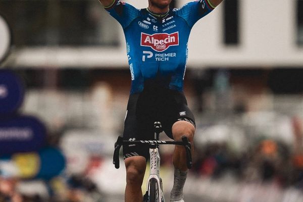Van der Poel conquista la Omloop Nieuwsblad 2026 con un ataque demoledor en el Kapelmuur