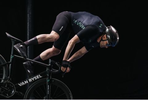 Van Rysel pone a prueba un maillot con airbag que puede cambiar la seguridad en el ciclismo profesional
