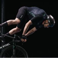 Van Rysel pone a prueba un maillot con airbag que puede cambiar la seguridad en el ciclismo profesional