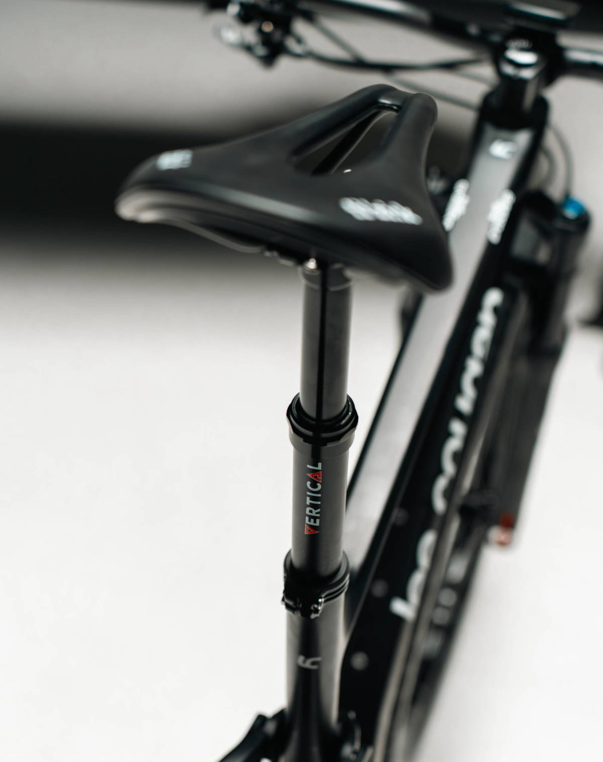 Tija telescópica Vertical Helium Race. Imagen: Ivan Corridori - Lee Cougan | Basso Factory Racing