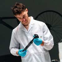 Vertical se suma al Lee Cougan | Basso Factory Racing para la temporada 2026 con la tija Helium Race