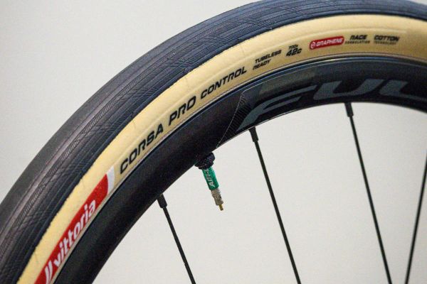 Vittoria ensancha su apuesta en carretera con el Corsa PRO Control de 38 y 42 mm