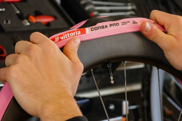 Vittoria Corsa PRO Pink: el neumático rosa de competición que busca máxima velocidad en carretera