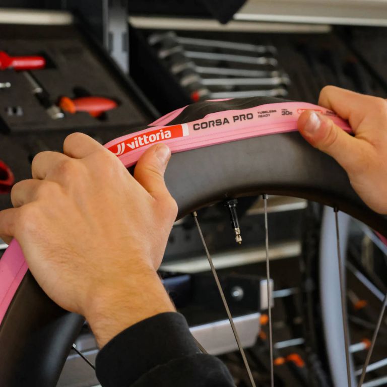 Vittoria Corsa PRO Pink: el neumático rosa de competición que busca máxima velocidad en carretera